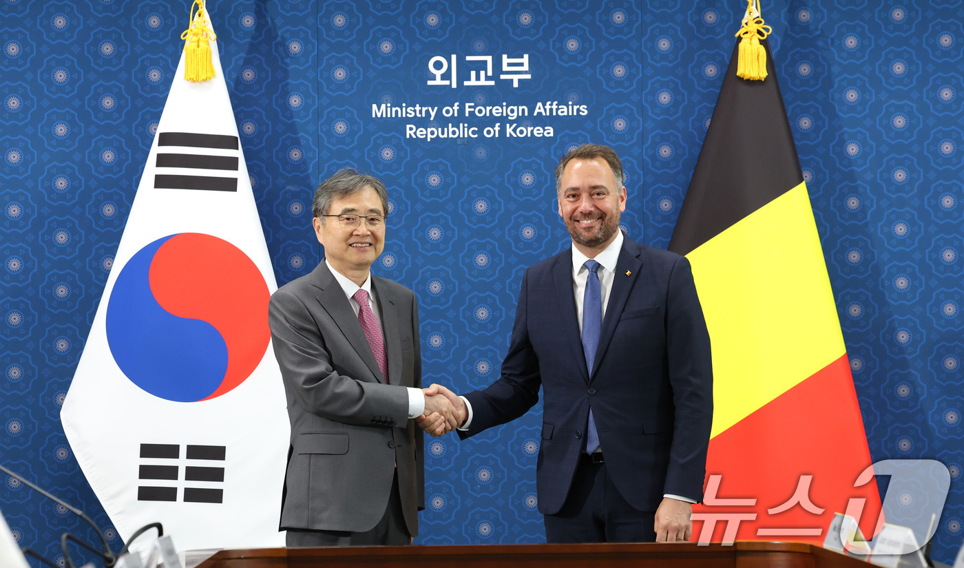(서울=뉴스1) 임세영 기자 = 조현 외교부 장관(왼쪽)과 막심 프레보 벨기에 부총리 겸 외교·유럽·개발협력 장관이 18일 서울 종로구 외교부 청사에서 한-벨기에 외교장관회담에 앞 …