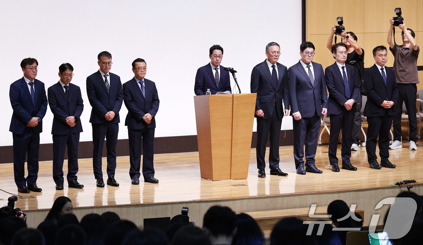 본문 이미지 - 조좌진 롯데카드 대표이사&#40;가운데&#41;가 18일 서울 중구 부영태평빌딩 컨벤션홀에서 열린 언론 브리핑에서 롯데카드 대규모 해킹 사고 관련 대국민 사과문을 발표 하고 있다. 2025.9.18/뉴스1 ⓒ News1 박지혜 기자
