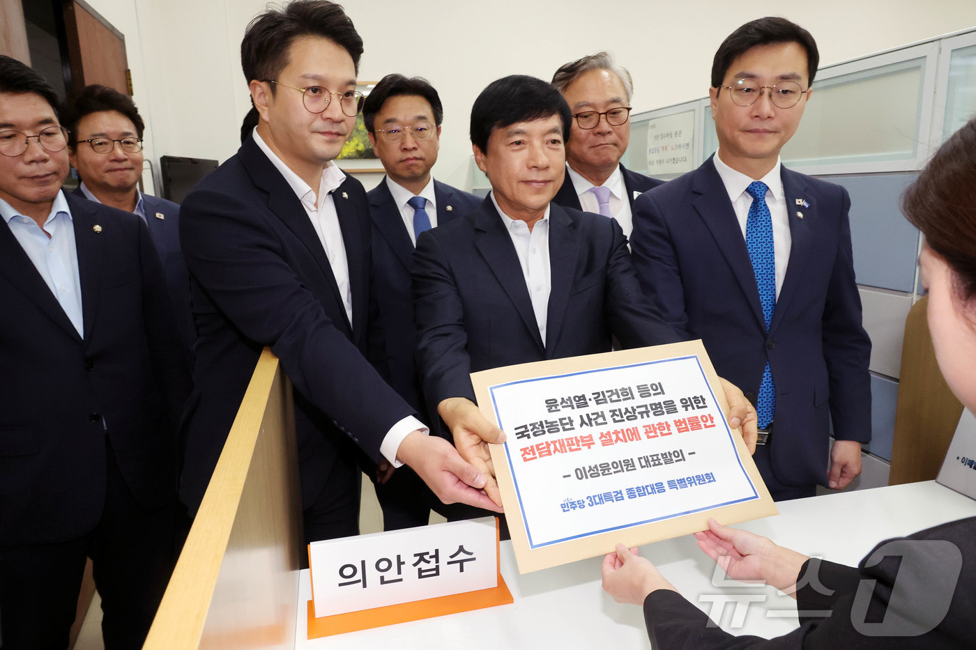 (서울=뉴스1) 이승배 기자 = 더불어민주당 3대특검 종합대응 특별위원회 이성윤 의원 등이 18일 국회 의안과에 '윤석열·김건희 등의 국정농단 사건 진상규명을 위한 전담재판부 설치 …