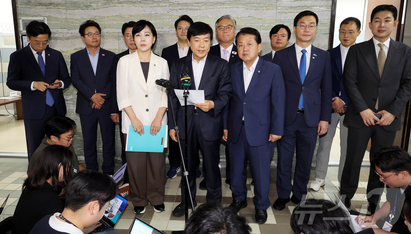 (서울=뉴스1) 이승배 기자 = 더불어민주당 3대특검 종합대응 특별위원회 전현희 위원장 및 위원들이 18일 국회 의안과에 '윤석열·김건희 등의 국정농단 사건 진상규명을 위한 전담재 …