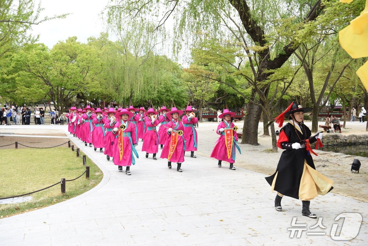 본문 이미지 - 전북 남원 광한루원을 찾은 관광객들이 &#39;신관사또 부임행차&#39; 공연을 지켜보고 있다.&#40;남원시 제공. 재판매 및 DB금지&#41;/뉴스1 