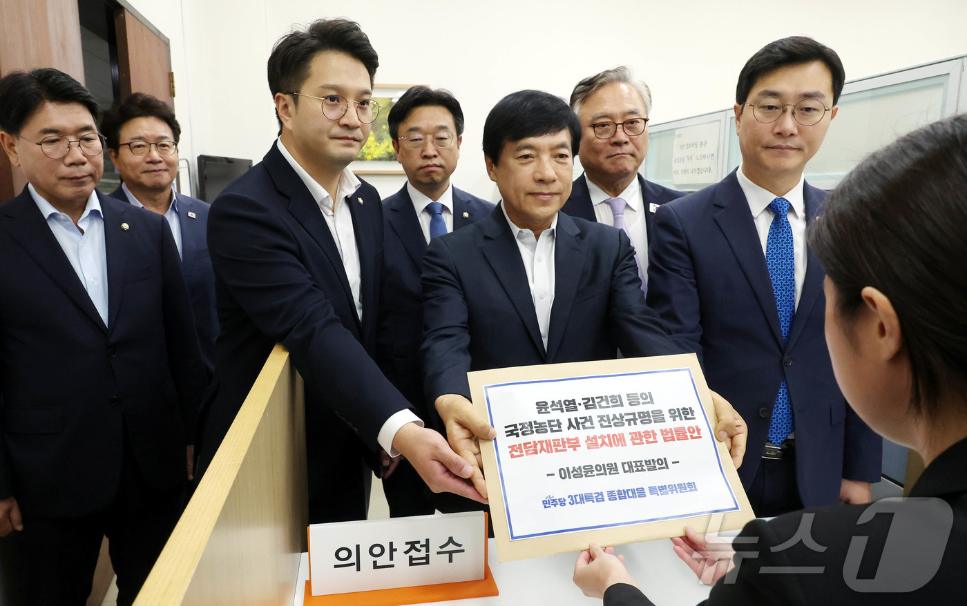 (서울=뉴스1) 이승배 기자 = 더불어민주당 3대특검 종합대응 특별위원회 이성윤 의원 등이 18일 국회 의안과에 '윤석열·김건희 등의 국정농단 사건 진상규명을 위한 전담재판부 설치 …