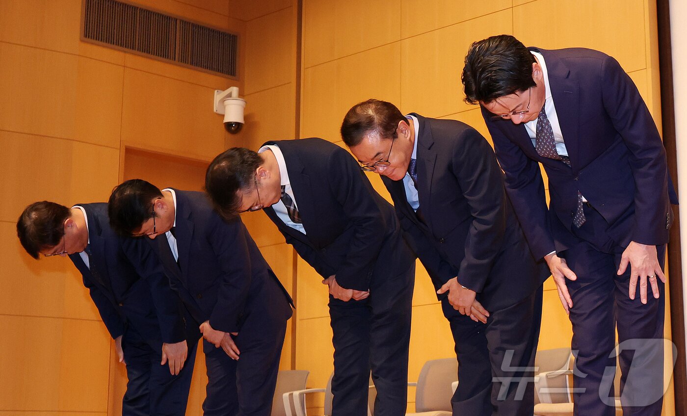 본문 이미지 - 조좌진 롯데카드 대표이사&#40;오른쪽&#41;가 18일 서울 중구 부영태평빌딩 컨벤션홀에서 열린 언론 브리핑에서 롯데카드 대규모 해킹 사고 관련 대국민 사과를 하고 있다. 2025.9.18/뉴스1 ⓒ News1 박지혜 기자
