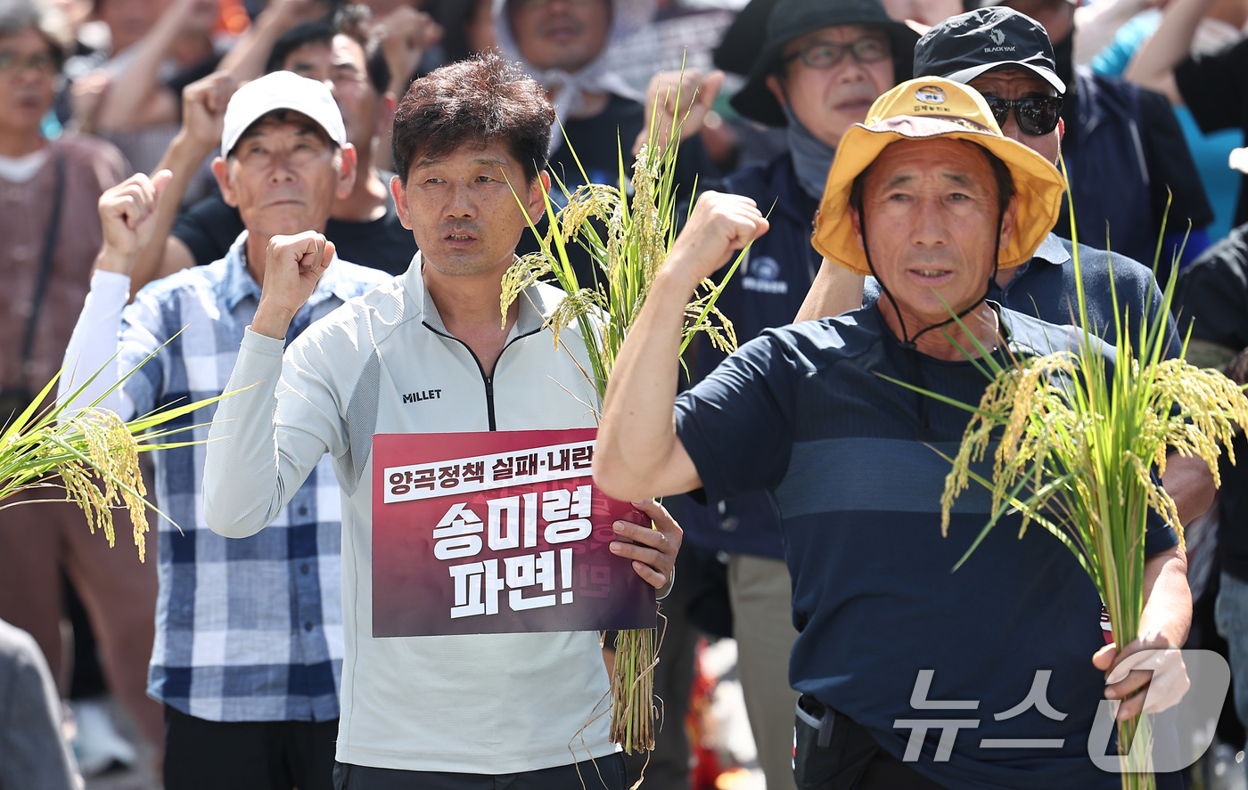 (서울=뉴스1) 김성진 기자 = 전국농민회총연맹 관계자들이 18일 서울 용산구 서울역 앞에서 열린 수확기 쌀값 보장 전국 농민대회에서 손피켓을 들고 구호를 외치고 있다. 2025. …