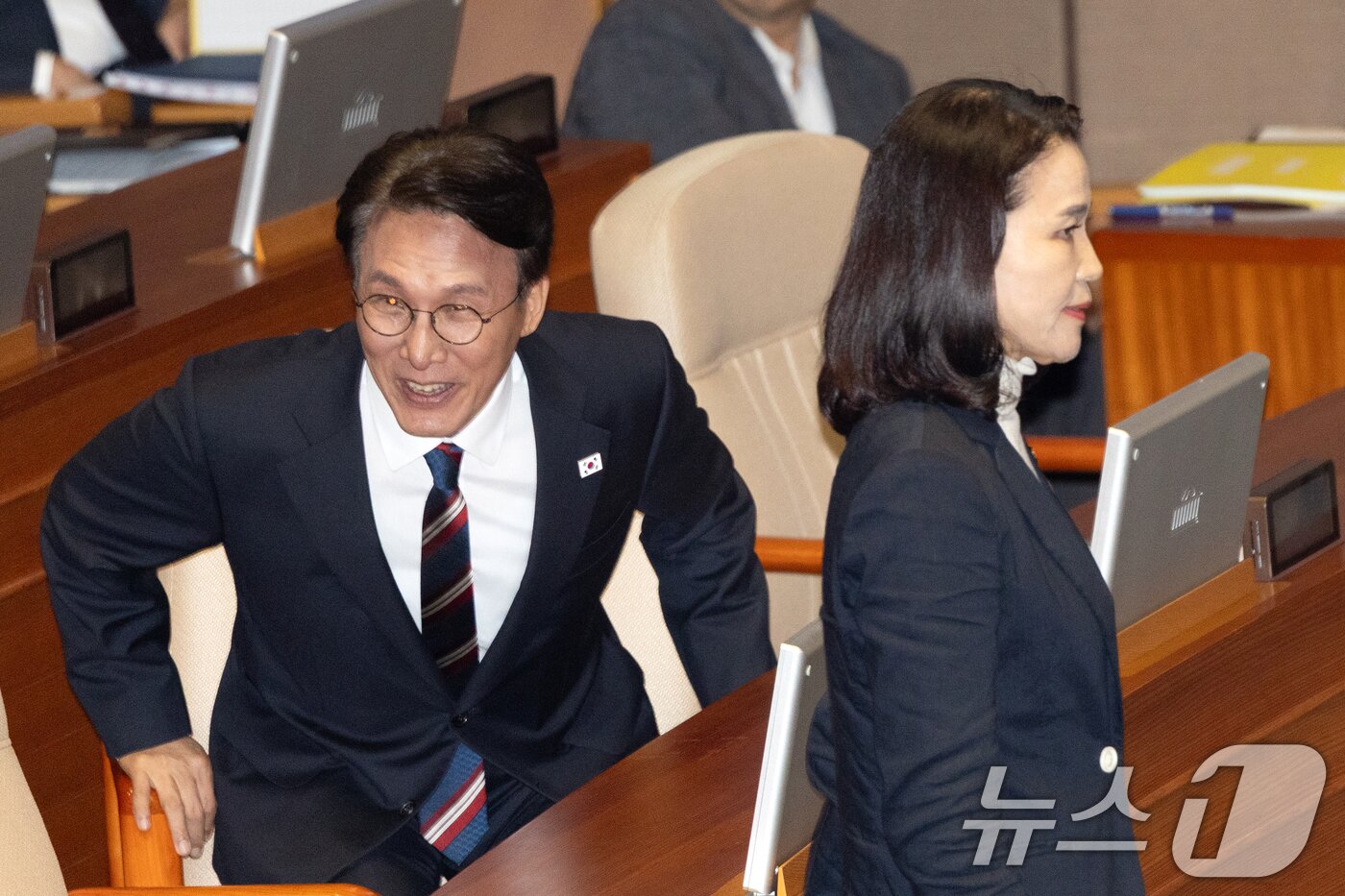 본문 이미지 - 18일 서울 여의도 국회에서 열린 제429회 국회&#40;정기회&#41; 제8차 본회의에서 이진숙 방송통신위원장이 대정부 질문을 위해 단상으로 향하고 있다. 2025.9.18/뉴스1 ⓒ News1 이승배 기자