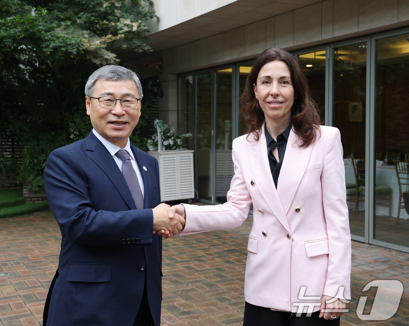 (서울=뉴스1) = 정근식 서울시 교육감이 18일 서울 강남구 베스트웨스턴 강남호텔에서 메르세데즈 마테오 미주개발은행(IDB)  교육 최고책임자와 만나 기념 촬영을 하고 있다. ( …