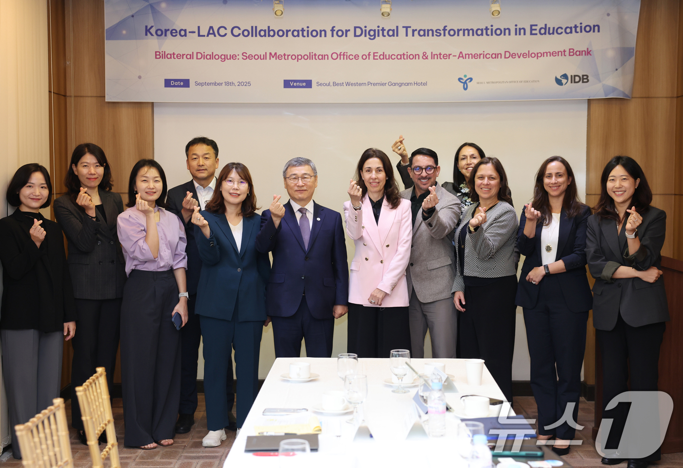 (서울=뉴스1) = 정근식 서울시 교육감이 18일 서울 강남구 베스트웨스턴 강남호텔에서 메르세데즈 마테오 미주개발은행(IDB)  교육 최고책임자 및 관계자들과 만나 기념 촬영을 하 …