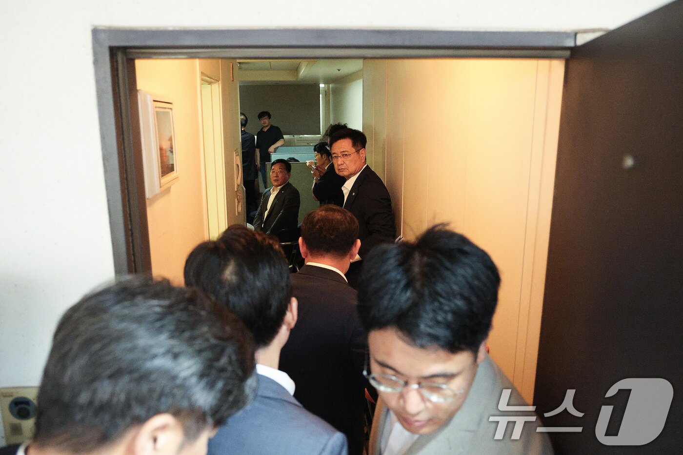 본문 이미지 - 국민의힘 의원들이 18일 오후 서울 여의도의 한 오피스텔에 위치한 국민의힘 당원명부를 관리하는 데이터베이스(DB) 관리업체에서 김건희특검팀의 압수수색에 대응하고 있다. 2025.9.18/뉴스1 ⓒ News1 신웅수 기자