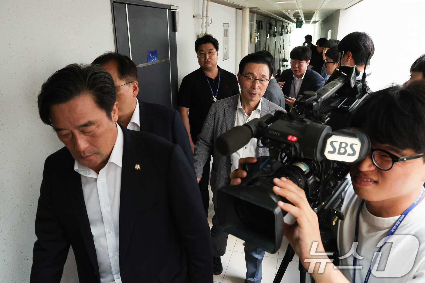 (서울=뉴스1) 신웅수 기자 = 국민의힘 의원들이 18일 오후 서울 여의도의 한 오피스텔에 위치한 국민의힘 당원명부를 관리하는 데이터베이스(DB) 관리업체에서 김건희특검팀의 압수수 …