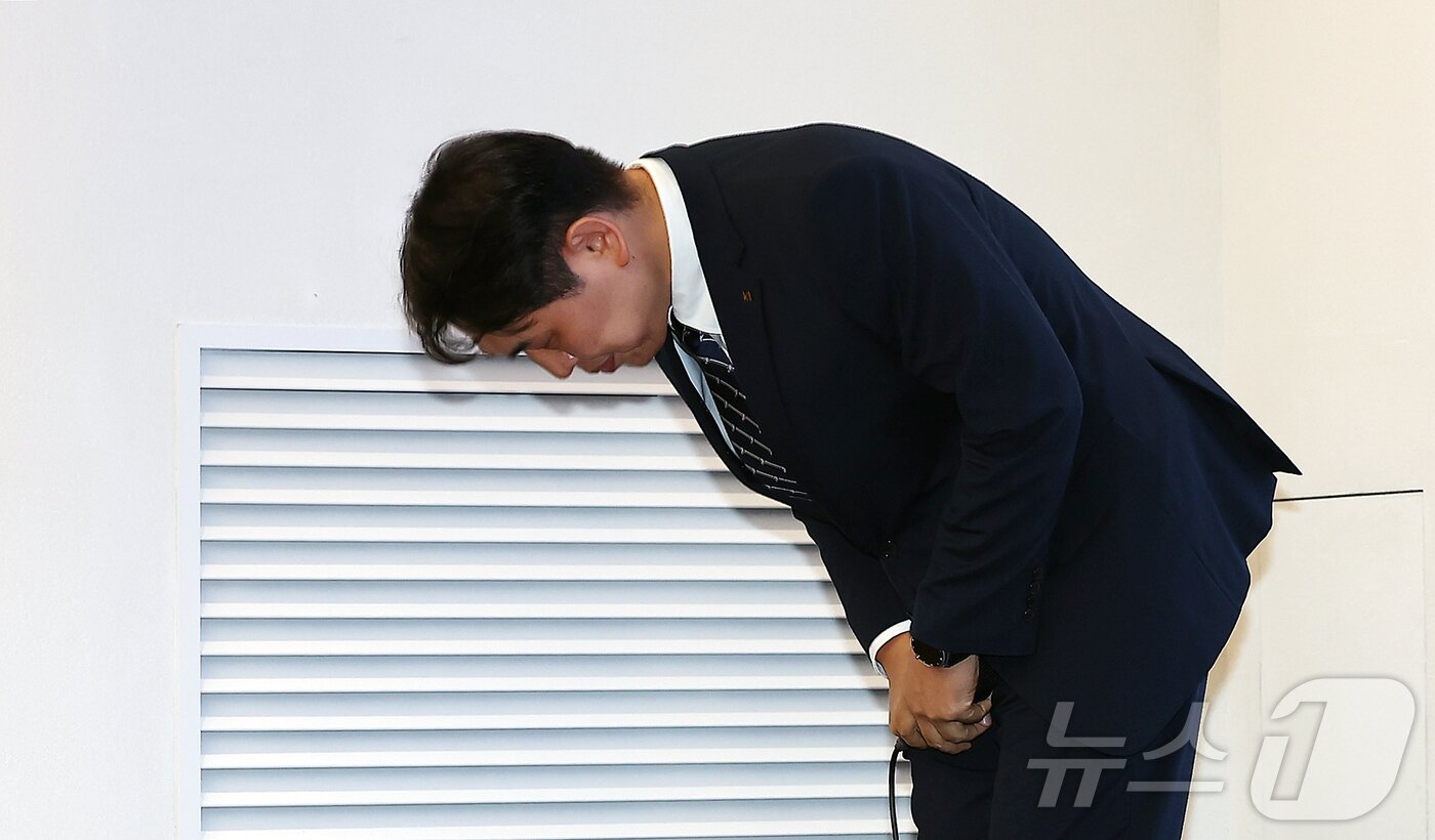 본문 이미지 - 구재형 KT 네트워크부문 네트워크기술본부장이 18일 오후 서울 종로구 KT광화문빌딩에서 열린 KT 소액결제 피해 관련 대응 현황 발표 기자회견에서 허리 숙여 사과하고 있다. 2025.9.18/뉴스1 ⓒ News1 김진환 기자