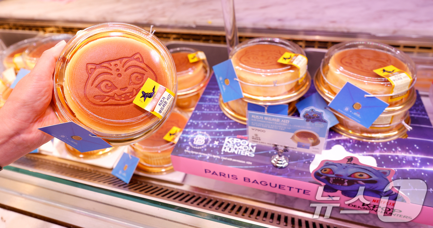 (서울=뉴스1) 안은나 기자 = 넷플릭스 애니메이션 영화 '케이팝 데몬 헌터스(케데헌)'가 누적 시청 수 3억 회를 돌파하는 등 케데헌 열풍이 불고 있는 18일 서울 강남구 파리바 …