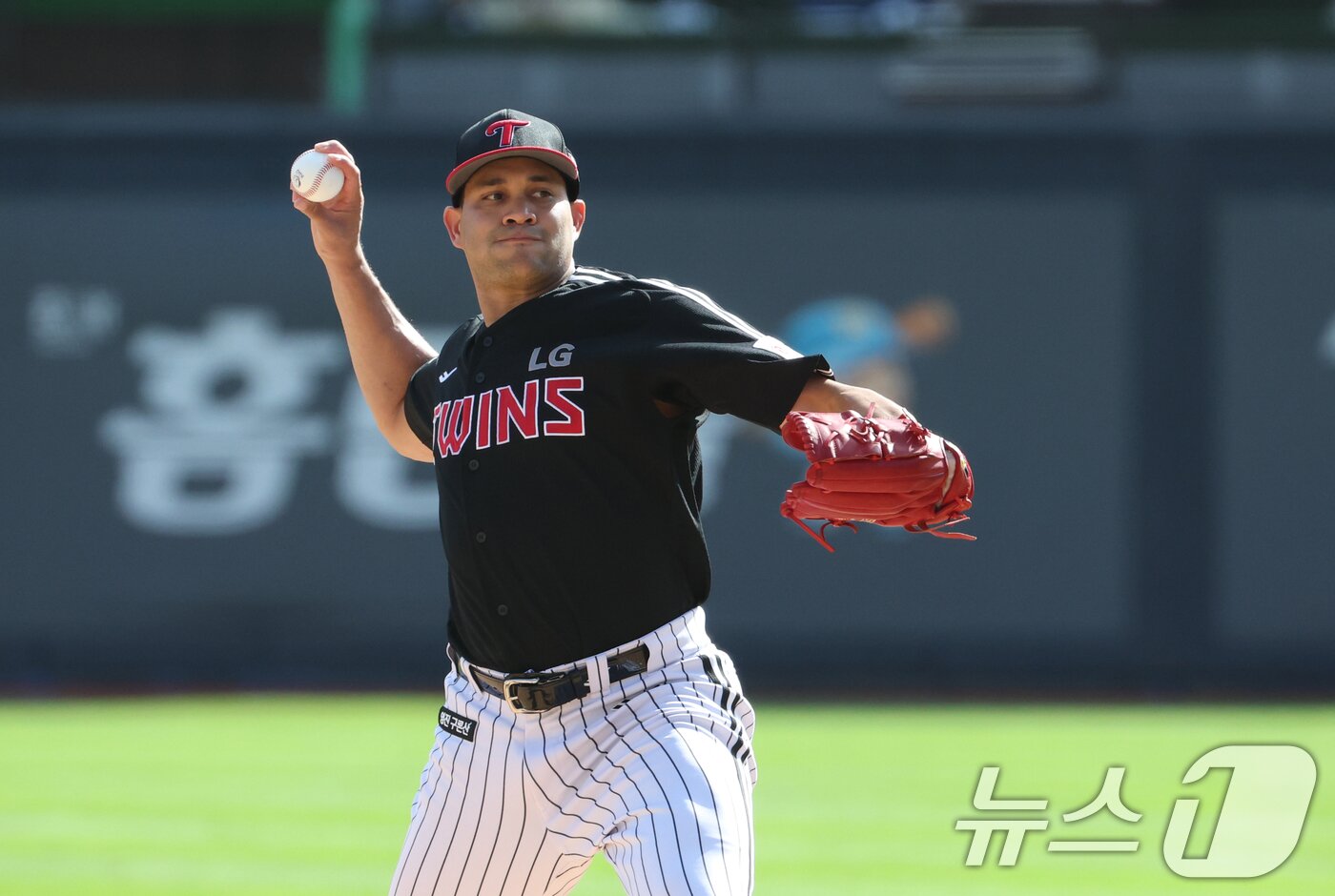 본문 이미지 - 18일 오후 경기 수원시 장안구 KT위즈파크에서 열린 '2025 신한 SOL 뱅크 KBO리그' LG 트윈스와 KT 위즈의 경기, 1회말 LG 선발투수 치리노스가 공을 던지고 있다. 2025.9.18/뉴스1 ⓒ News1 김영운 기자