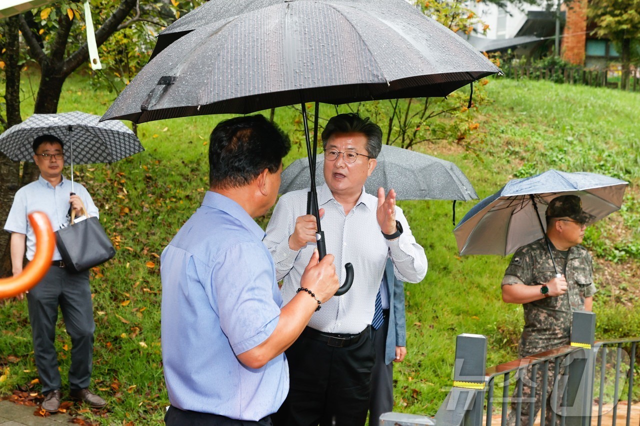 (대전=뉴스1) 이동원 기자 = 정용래 대전 유성구청장이 지난 17일 진행된 노은3동 현장 행정에서  해랑숲근린공원 맨발걷기 산책로 조성 사업 현장의 진행 상황을 점검하고 있다.이 …