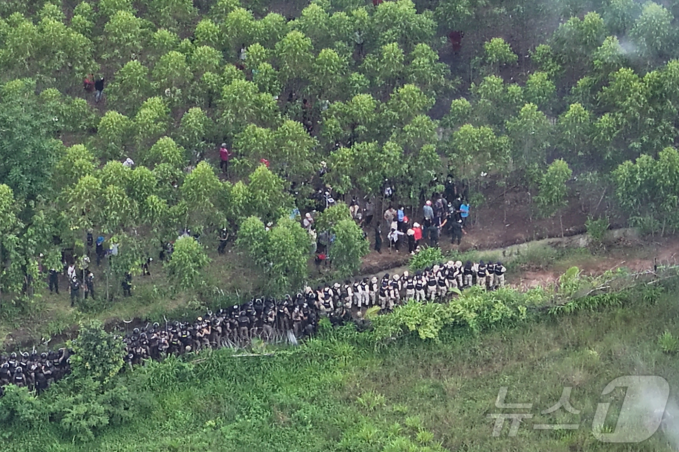 (로이터=뉴스1) 윤다정 기자 = 17일(현지시간) 캄보디아의 국경 분쟁 지역에 위치한 마을에서 태국 군인들과 경찰들이 캄보디아 시위대와 대치하고 있다.  2025.09.17.ⓒ …