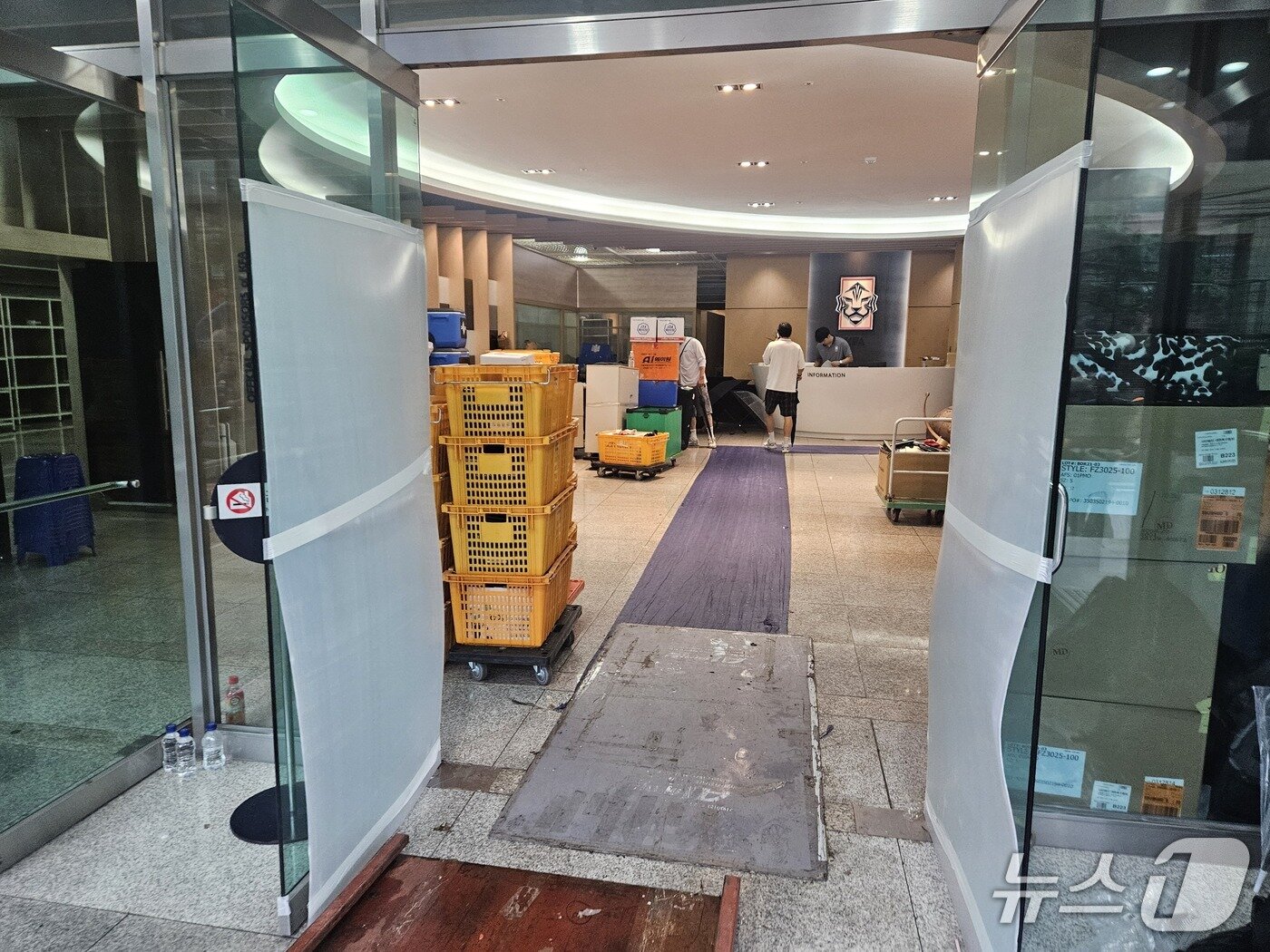 본문 이미지 - 축구협회의 이전 준비로 바쁜 축구회관 내부 모습 ⓒ News1 안영준 기자