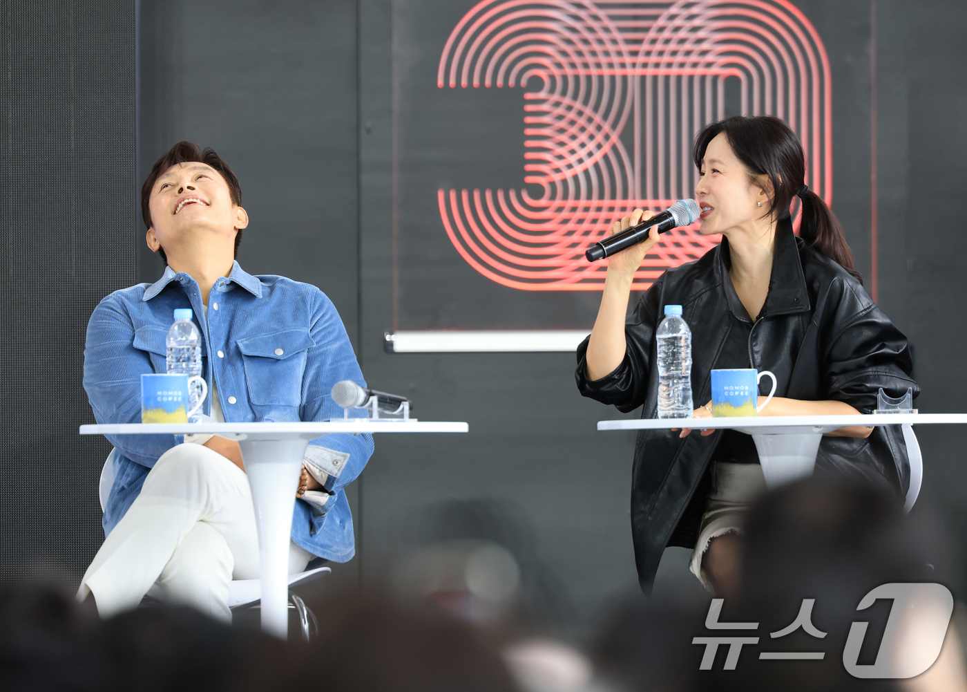 (부산=뉴스1) 권현진 기자 = 배우 손예진(오른쪽)이 18일 부산 해운대구 영화의 전당에서 열린 제30회 부산국제영화제(BIFF) 개막작 '어쩔수가없다‘ 오픈토크 행사에 참석해 …