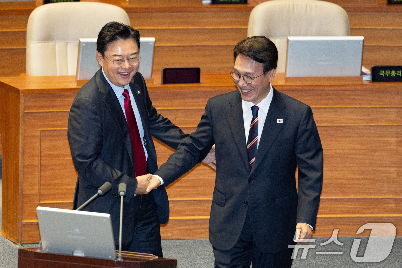 (서울=뉴스1) 유승관 기자 = 김민석 국무총리가 18일 서울 여의도 국회에서 열린 제429회 국회(정기회) 제8차 본회의에 출석해 김성원 국민의힘 의원과 인사를 나누고 있다. 2 …