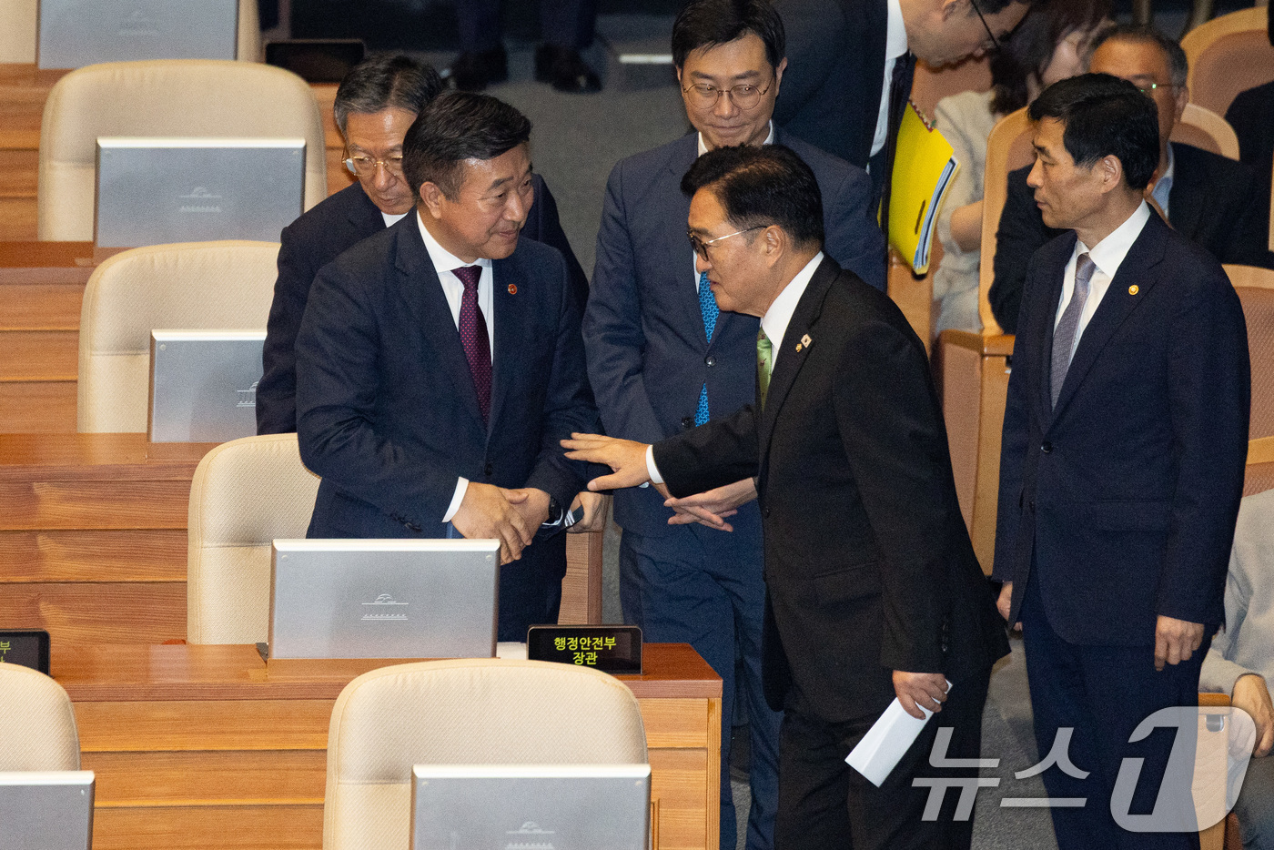 (서울=뉴스1) 유승관 기자 = 우원식 국회의장이 18일 서울 여의도 국회에서 열린 제429회 국회(정기회) 제8차 본회의에서 윤호중 행정안전부 장관과 대화하고 있다. 2025.9 …