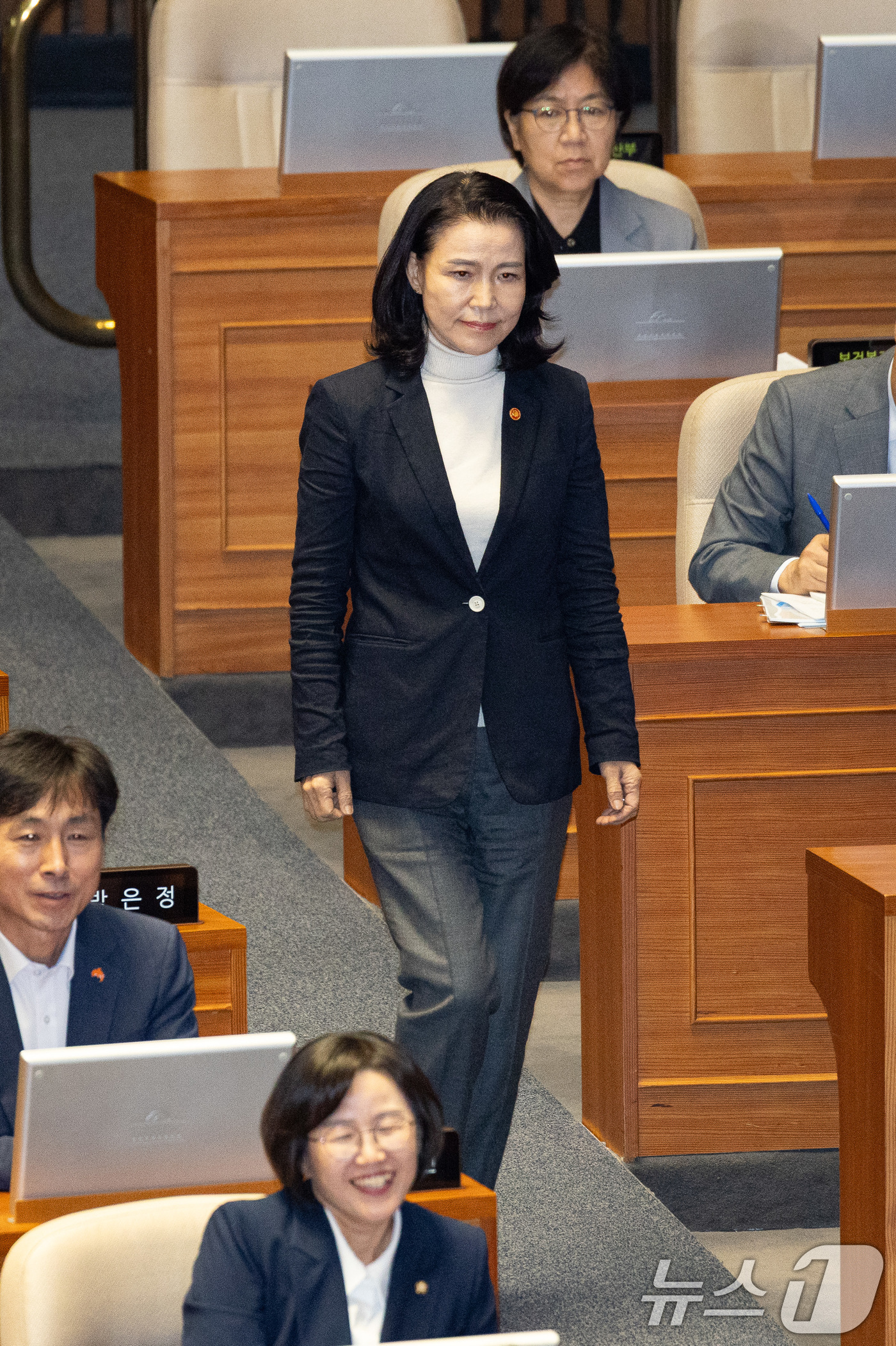 (서울=뉴스1) 유승관 기자 = 이진숙 방송통신위원회 위원장이 18일 서울 여의도 국회에서 열린 제429회 국회(정기회) 제8차 본회의에서 나경원 국민의힘 의원의 교육·사회·문화에 …