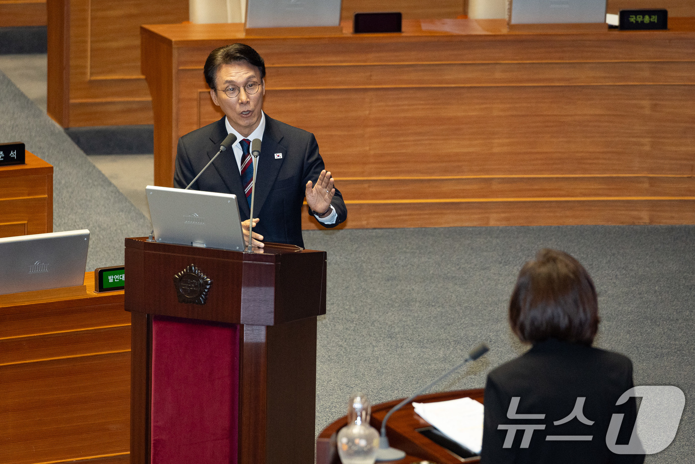 (서울=뉴스1) 유승관 기자 = 김민석 국무총리가 18일 서울 여의도 국회에서 열린 제429회 국회(정기회) 제8차 본회의에서 나경원 국민의힘 의원의 교육·사회·문화에 관한 질문에 …
