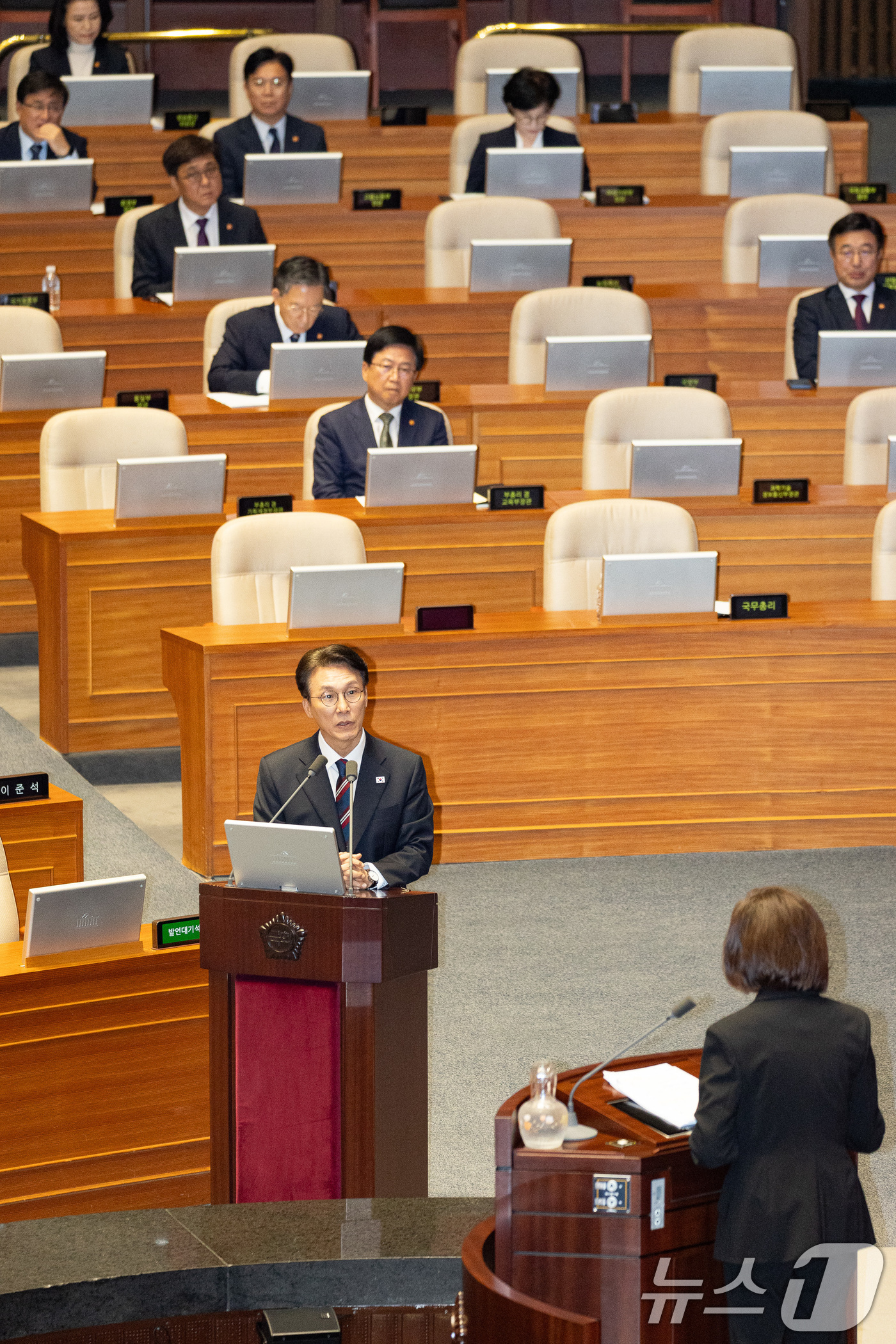 (서울=뉴스1) 유승관 기자 = 김민석 국무총리가 18일 서울 여의도 국회에서 열린 제429회 국회(정기회) 제8차 본회의에서 나경원 국민의힘 의원의 교육·사회·문화에 관한 질문에 …