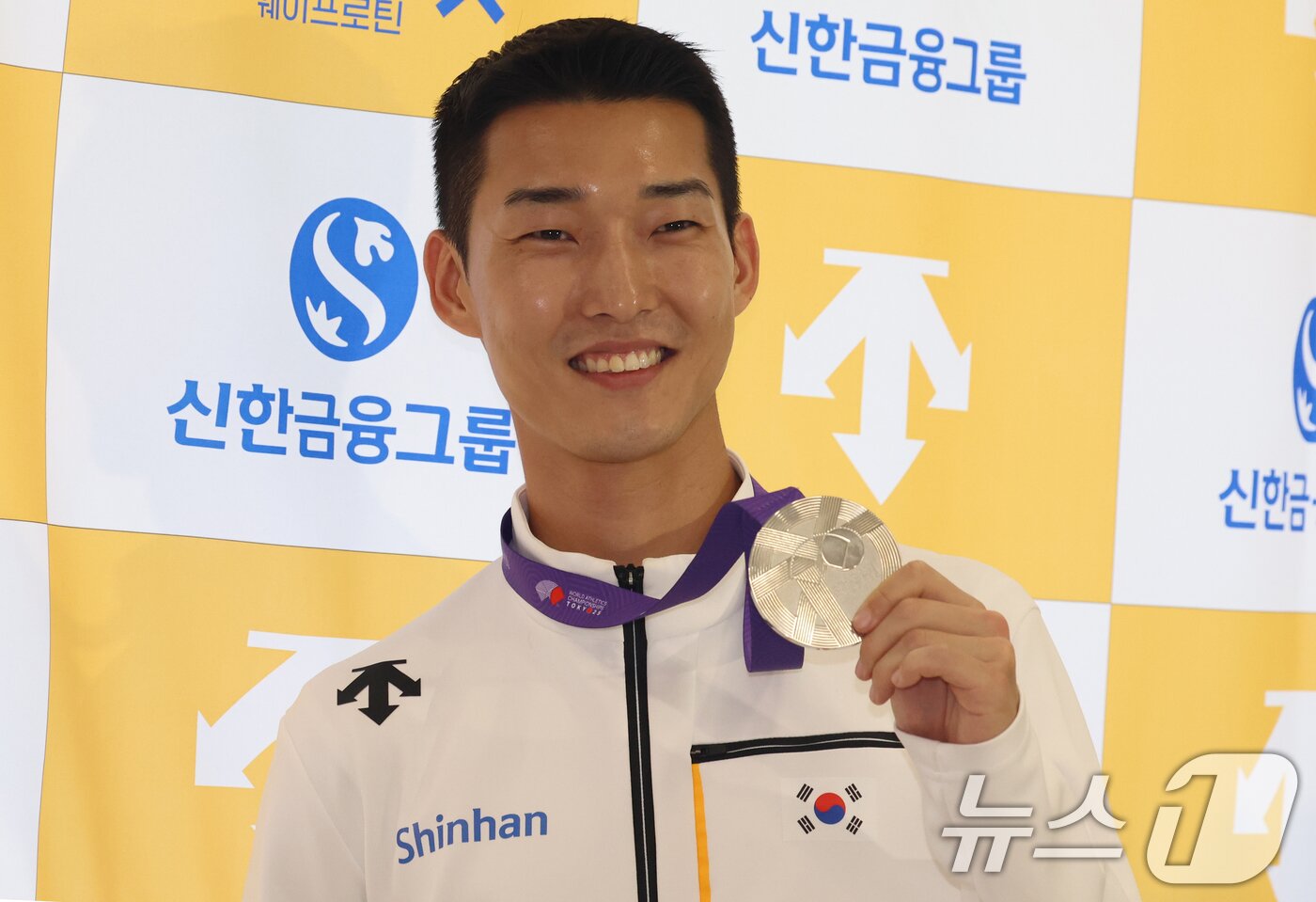 본문 이미지 - 2025 도쿄 세계육상선수권대회에서 은메달을 획득한 육상 높이뛰기 국가대표 우상혁이 18일 서울 강서구 김포공항으로 귀국해 메달을 들어 보이고 있다. 2025.9.18/뉴스1 ⓒ News1 김명섭 기자