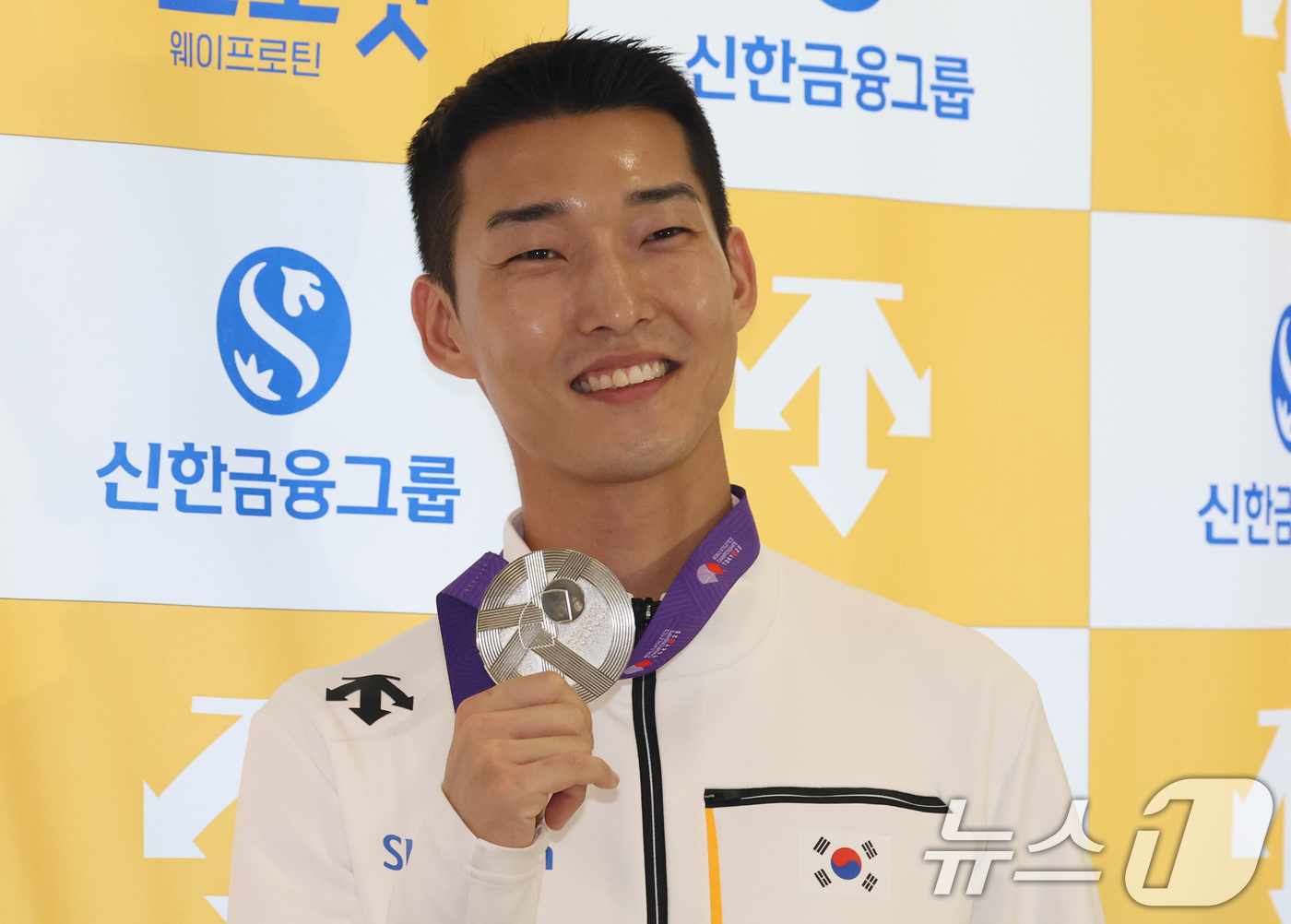 (서울=뉴스1) 김명섭 기자 = 2025 도쿄 세계육상선수권대회에서 은메달을 획득한 육상 높이뛰기 국가대표 우상혁이 18일 서울 강서구 김포공항으로 귀국해 메달을 들어 보이고 있다 …
