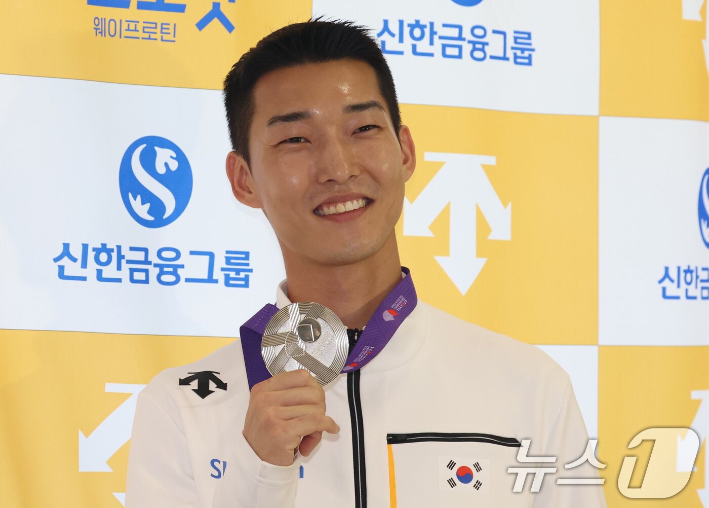본문 이미지 - 2025 도쿄 세계육상선수권대회에서 은메달을 획득한 육상 높이뛰기 국가대표 우상혁이 18일 서울 강서구 김포공항으로 귀국해 메달을 들어 보이고 있다. 2025.9.18 ⓒ 뉴스1 김명섭 기자