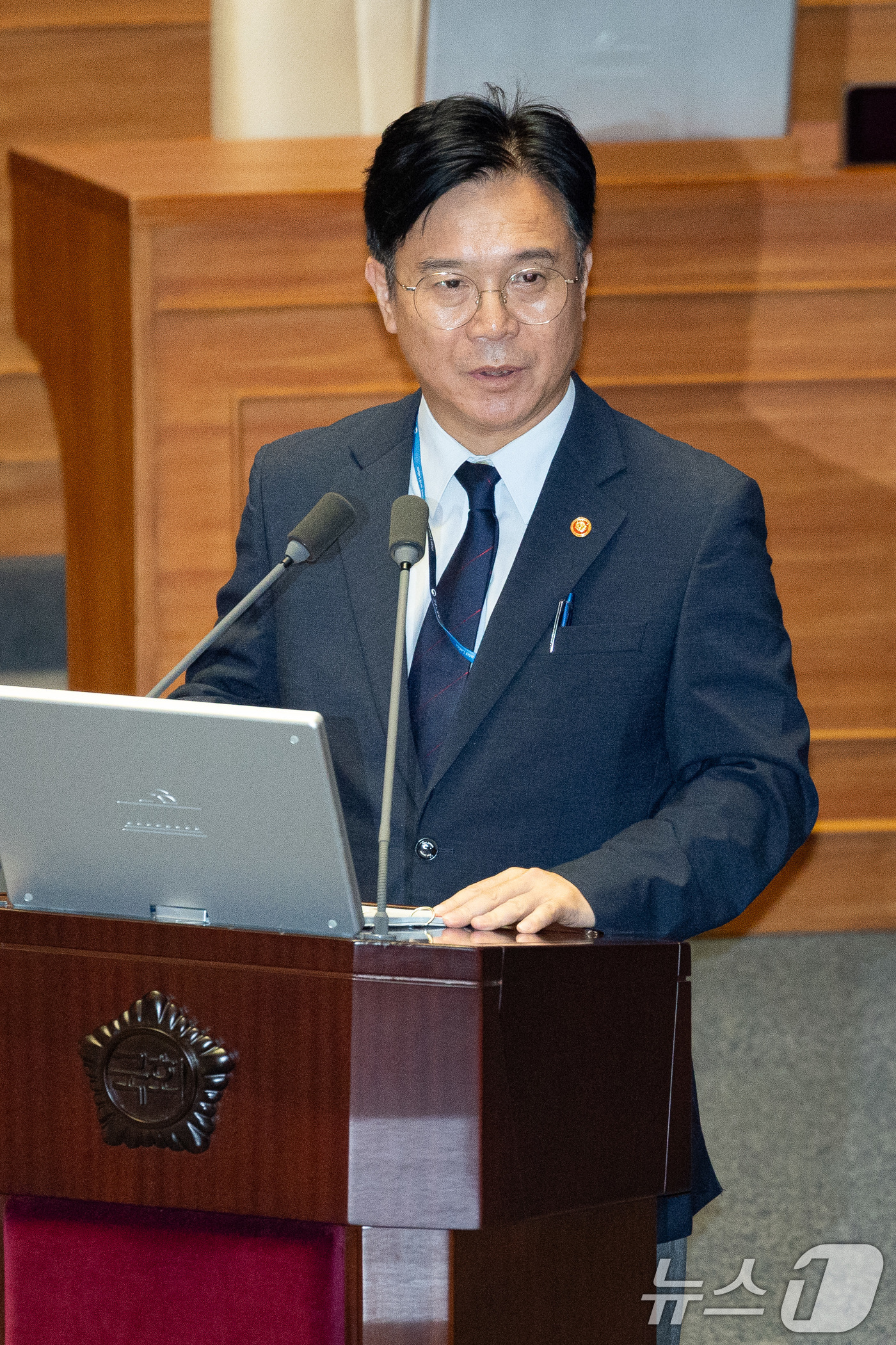 (서울=뉴스1) 유승관 기자 = 김영훈 고용노동부 장관이 18일 서울 여의도 국회에서 열린 제429회 국회(정기회) 제8차 본회의에서 박홍배 더불어민주당 의원의 교육·사회·문화에 …