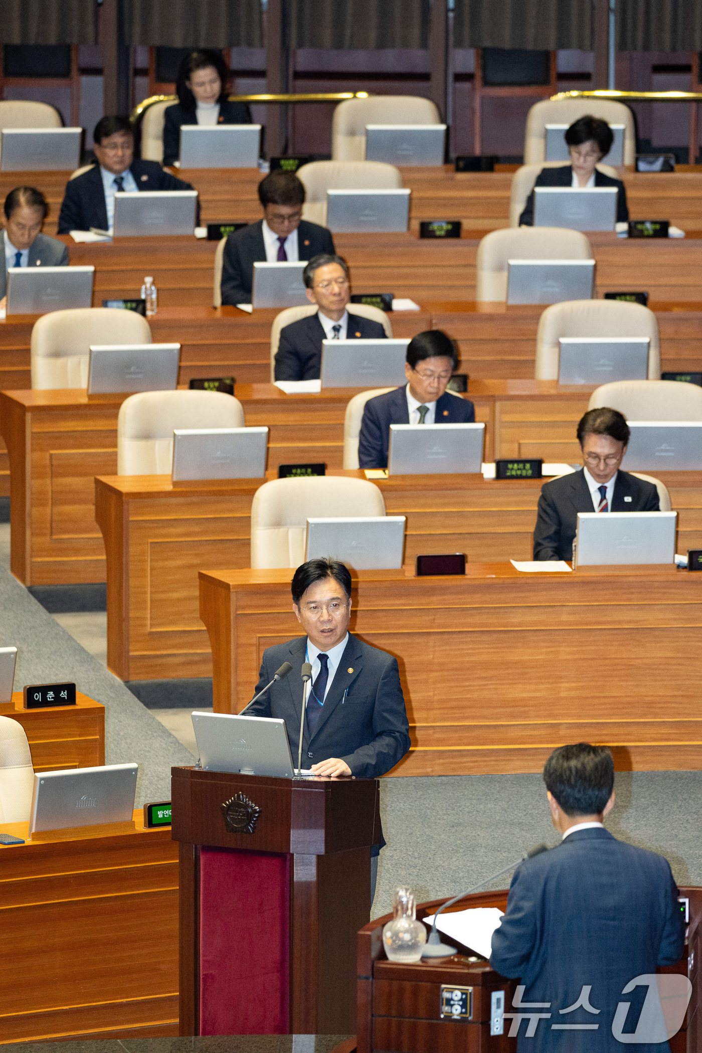(서울=뉴스1) 유승관 기자 = 김영훈 고용노동부 장관이 18일 서울 여의도 국회에서 열린 제429회 국회(정기회) 제8차 본회의에서 박홍배 더불어민주당 의원의 교육·사회·문화에 …