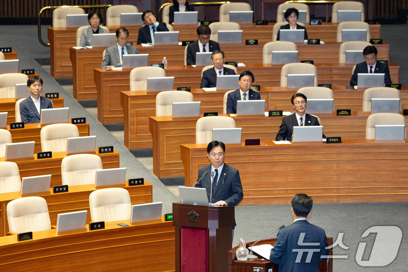 (서울=뉴스1) 유승관 기자 = 김영훈 고용노동부 장관이 18일 서울 여의도 국회에서 열린 제429회 국회(정기회) 제8차 본회의에서 박홍배 더불어민주당 의원의 교육·사회·문화에 …