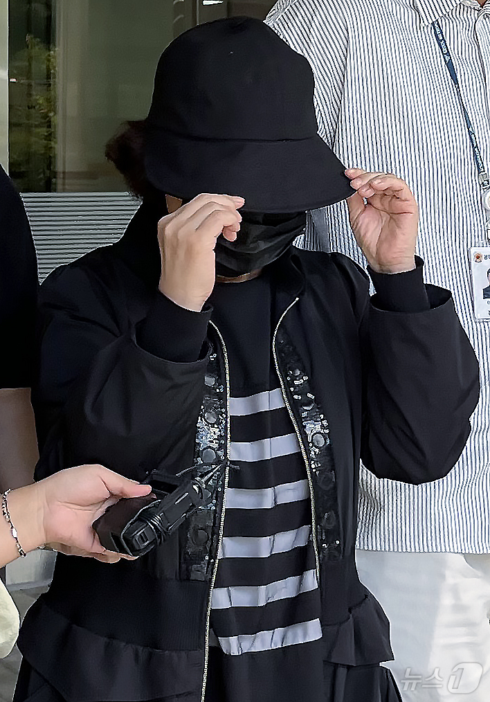 (서울=뉴스1) 김종훈 기자 = 제21대 대통령 선거를 앞두고 댓글로 여론조작을 했다는 의혹을 받는 손효숙 리박스쿨 대표가 18일 오후 서울 서초동 서울중앙지방법원에서 구속 전 피 …