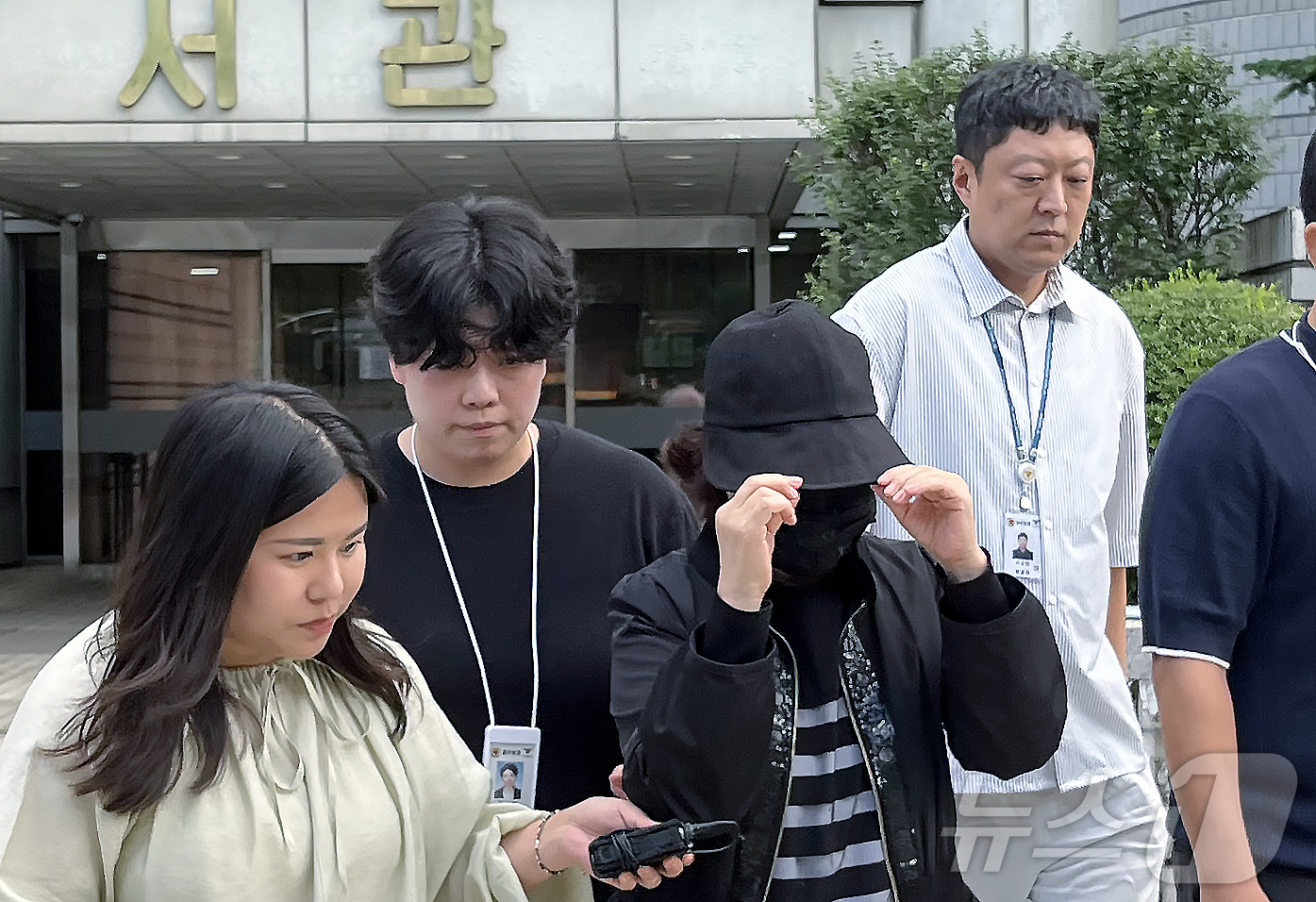 (서울=뉴스1) 김종훈 기자 = 제21대 대통령 선거를 앞두고 댓글로 여론조작을 했다는 의혹을 받는 손효숙 리박스쿨 대표가 18일 오후 서울 서초동 서울중앙지방법원에서 구속 전 피 …