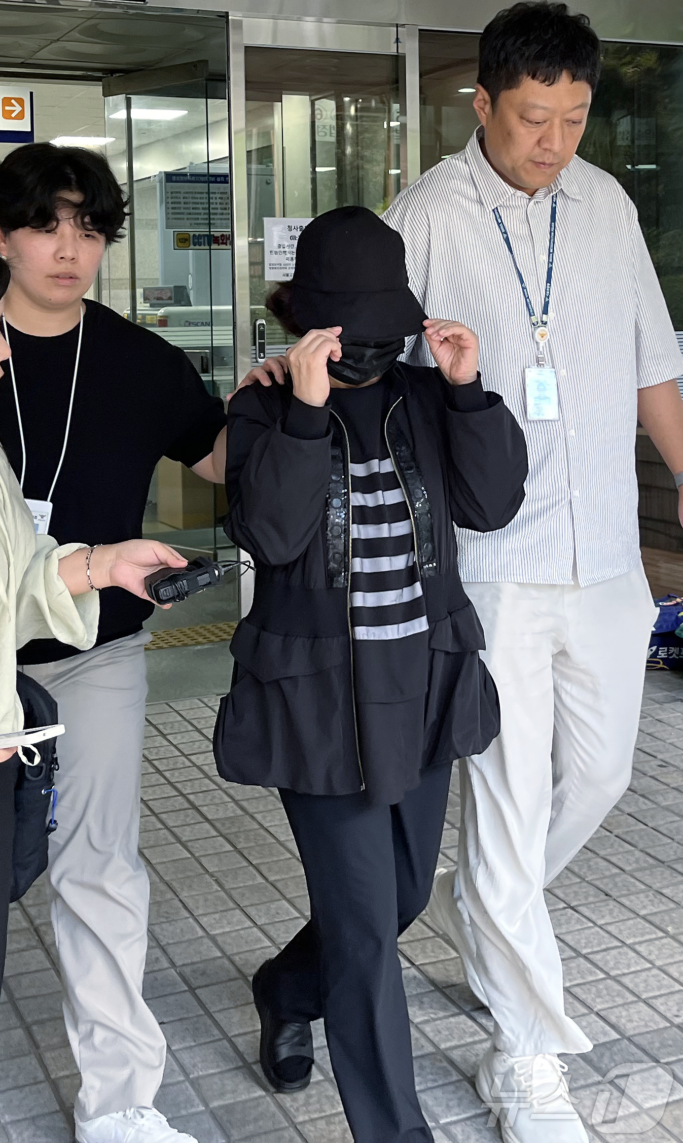 (서울=뉴스1) 김종훈 기자 = 제21대 대통령 선거를 앞두고 댓글로 여론조작을 했다는 의혹을 받는 손효숙 리박스쿨 대표가 18일 오후 서울 서초동 서울중앙지방법원에서 구속 전 피 …