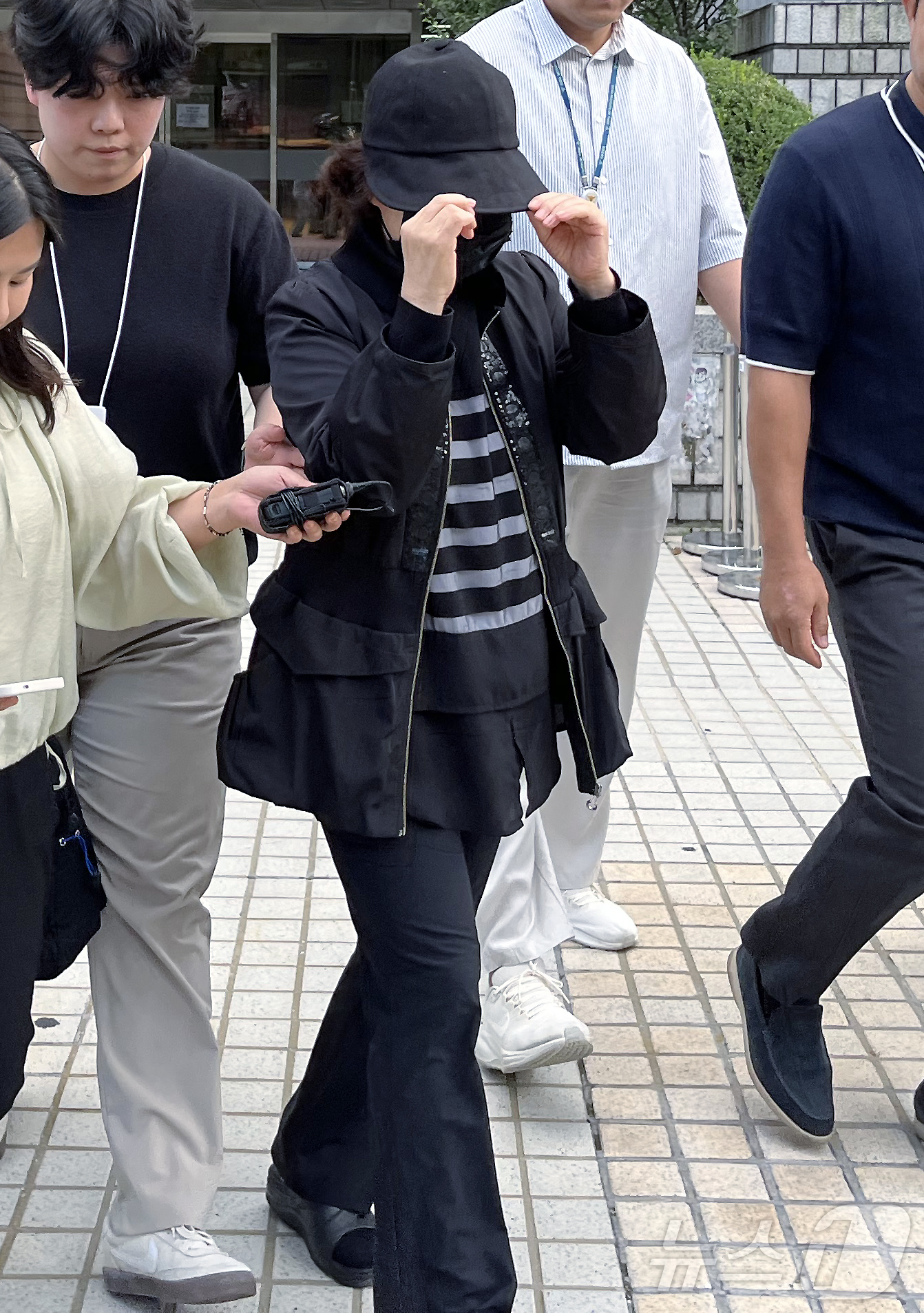 (서울=뉴스1) 김종훈 기자 = 제21대 대통령 선거를 앞두고 댓글로 여론조작을 했다는 의혹을 받는 손효숙 리박스쿨 대표가 18일 오후 서울 서초동 서울중앙지방법원에서 구속 전 피 …