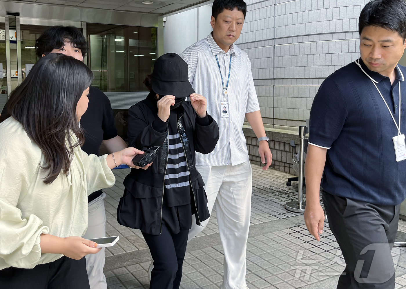 (서울=뉴스1) 김종훈 기자 = 제21대 대통령 선거를 앞두고 댓글로 여론조작을 했다는 의혹을 받는 손효숙 리박스쿨 대표가 18일 오후 서울 서초동 서울중앙지방법원에서 구속 전 피 …