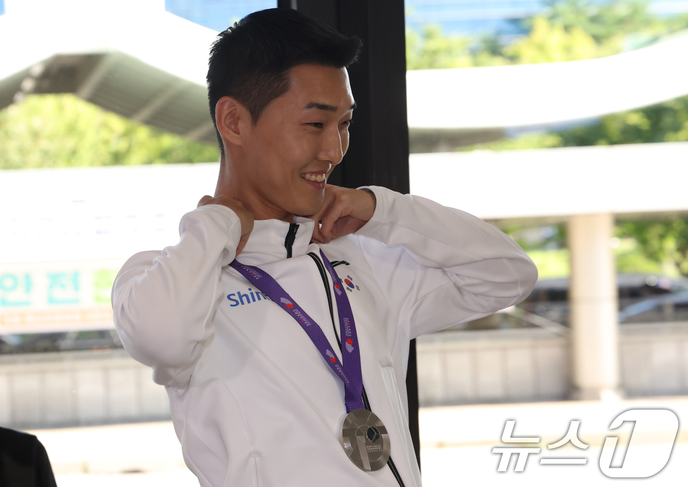 (서울=뉴스1) 김명섭 기자 = 2025 도쿄 세계육상선수권대회에서 은메달을 획득한 육상 높이뛰기 국가대표 우상혁이 18일 서울 강서구 김포공항으로 귀국해 메달을 목에 걸고 있다. …