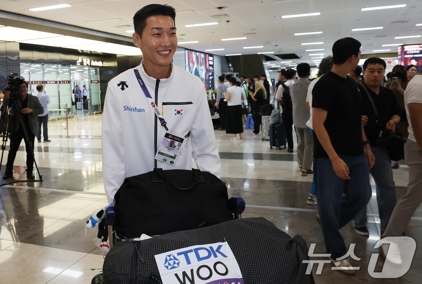 (서울=뉴스1) 김명섭 기자 = 2025 도쿄 세계육상선수권대회에서 은메달을 획득한 육상 높이뛰기 국가대표 우상혁이 18일 서울 강서구 김포공항으로 귀국하고 있다. 2025.9.1 …