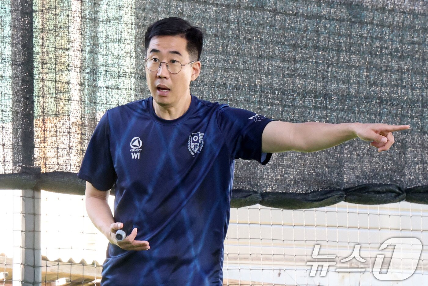 본문 이미지 - 원 풋볼 랩&#40;OFL&#41;풋볼아카데미 대표인 김원일 전 축구 선수가 18일 경기 김포시 사우동 축구 레슨 트레이닝 구장에서 어린이들을 지도하고 있다. 2025.9.18/뉴스1 ⓒ News1 이광호 기자