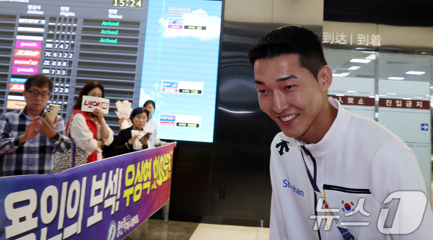 (서울=뉴스1) 김명섭 기자 = 2025 도쿄 세계육상선수권대회에서 은메달을 획득한 육상 높이뛰기 국가대표 우상혁이 18일 서울 강서구 김포공항으로 귀국하고 있다. 2025.9.1 …