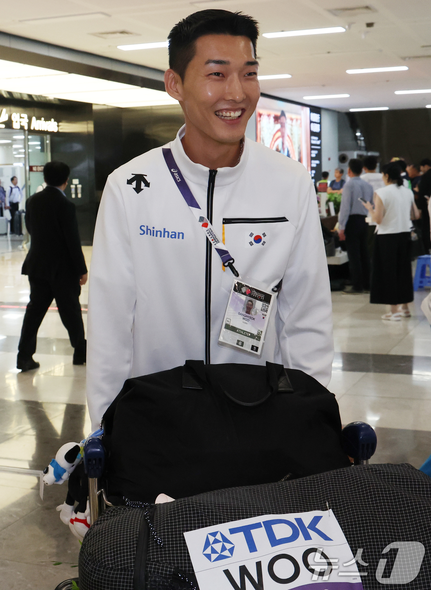 (서울=뉴스1) 김명섭 기자 = 2025 도쿄 세계육상선수권대회에서 은메달을 획득한 육상 높이뛰기 국가대표 우상혁이 18일 서울 강서구 김포공항으로 귀국하고 있다. 2025.9.1 …