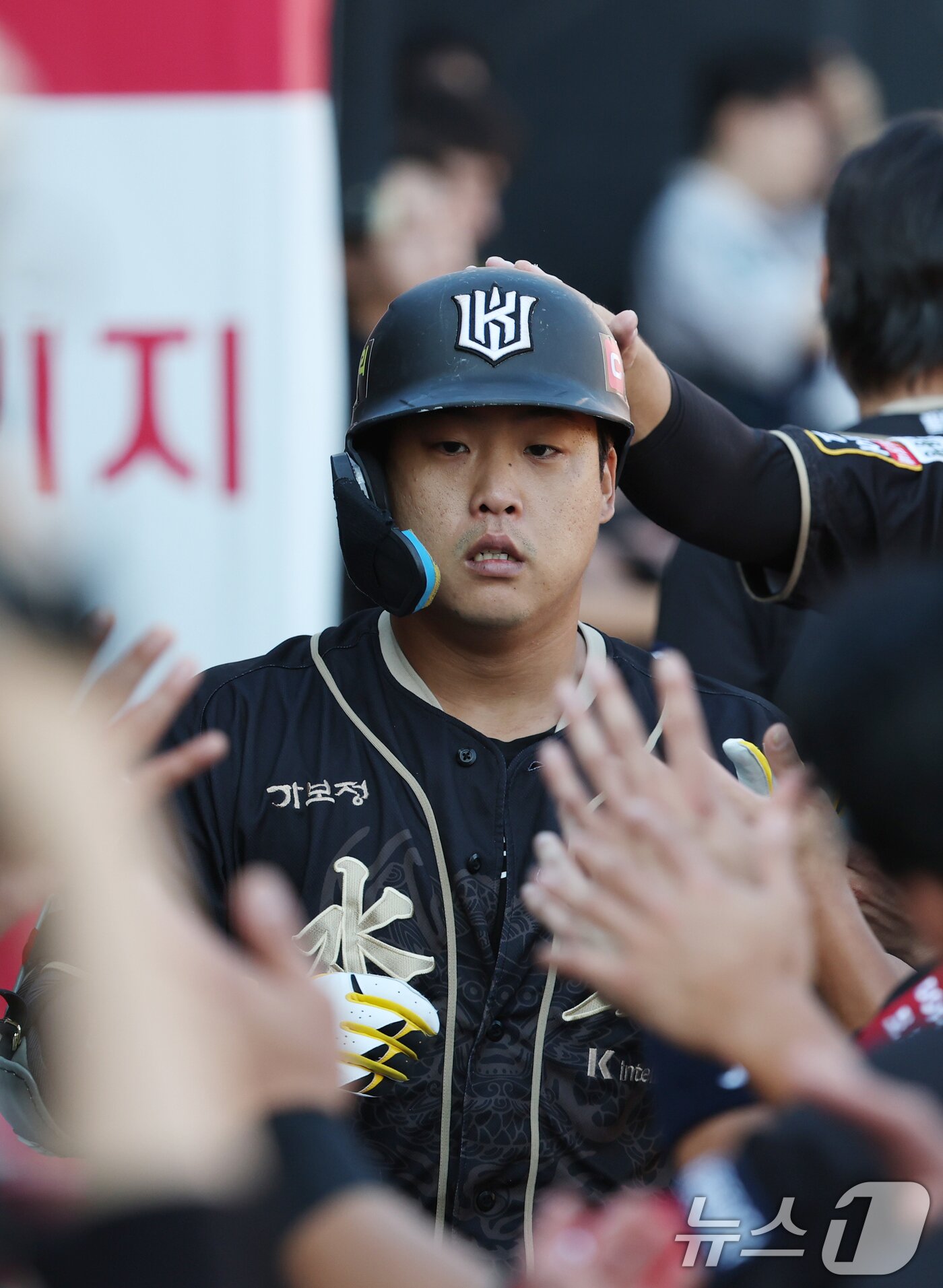 본문 이미지 - 18일 오후 경기 수원시 장안구 KT위즈파크에서 열린 &#39;2025 신한 SOL 뱅크 KBO리그&#39; LG 트윈스와 KT 위즈의 경기, 4회말 1사 주자 없는 상황 KT 강백호가 홈런을 치고 더그아웃에서 동료들의 축하를 받고 있다. 2025.9.18/뉴스1 ⓒ News1 김영운 기자
