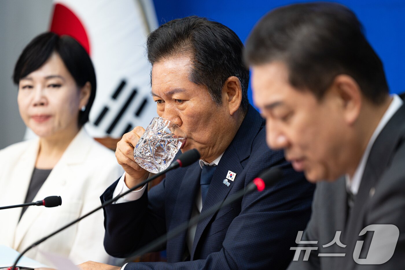 본문 이미지 - 정청래 더불어민주당 대표가 18일 서울 여의도 국회에서 열린 2025 더불어민주당 서울·인천·강원 예산정책협의회에서 물을 마시고 있다. 2025.9.18/뉴스1 ⓒ News1 유승관 기자