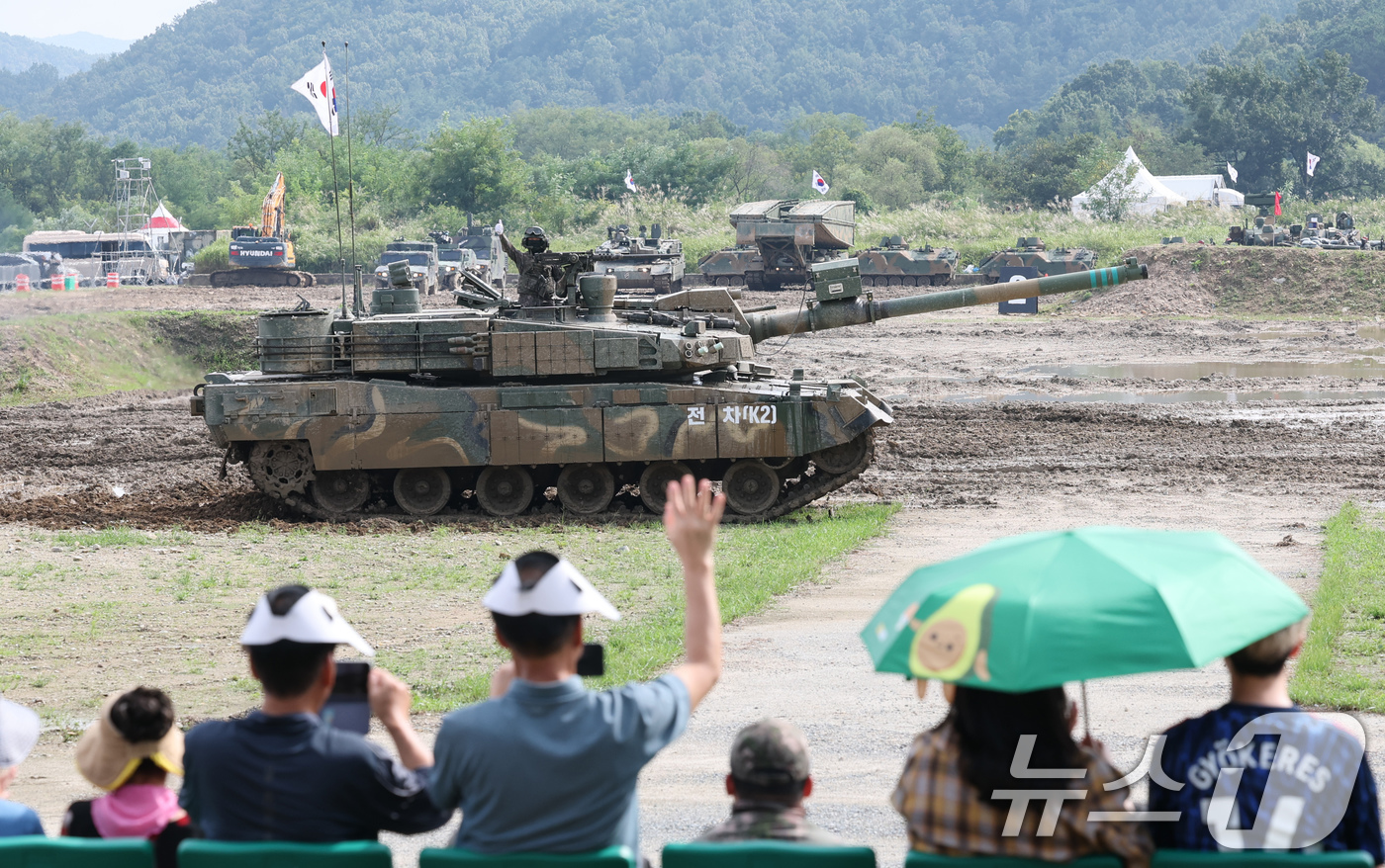 (계룡=뉴스1) 김기태 기자 = 18일 충남 계룡대 활주로 일원에서 열린 2025 계룡군문화축제·지상군페스티벌에서 제병협동전투시범이 펼쳐지고 있다. 2025.9.18/뉴스1