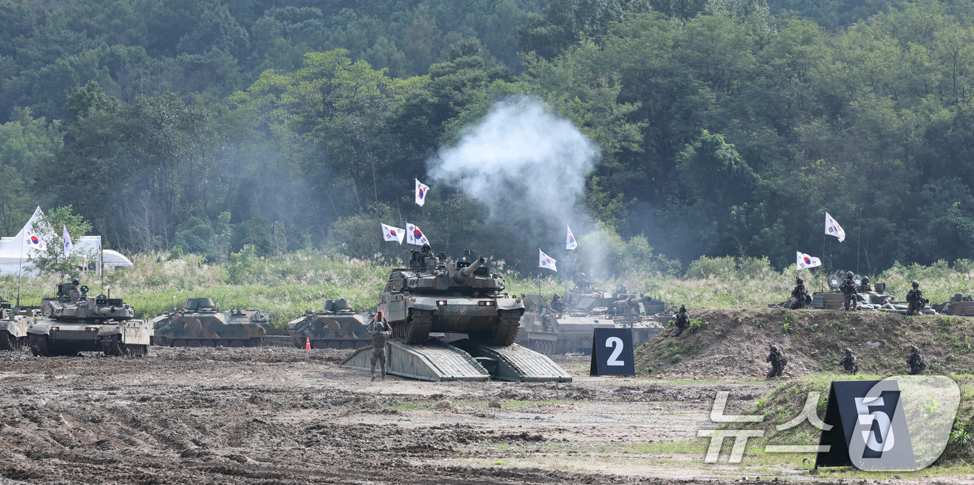 (계룡=뉴스1) 김기태 기자 = 18일 충남 계룡대 활주로 일원에서 열린 2025 계룡군문화축제·지상군페스티벌에서 제병협동전투시범이 펼쳐지고 있다. 2025.9.18/뉴스1