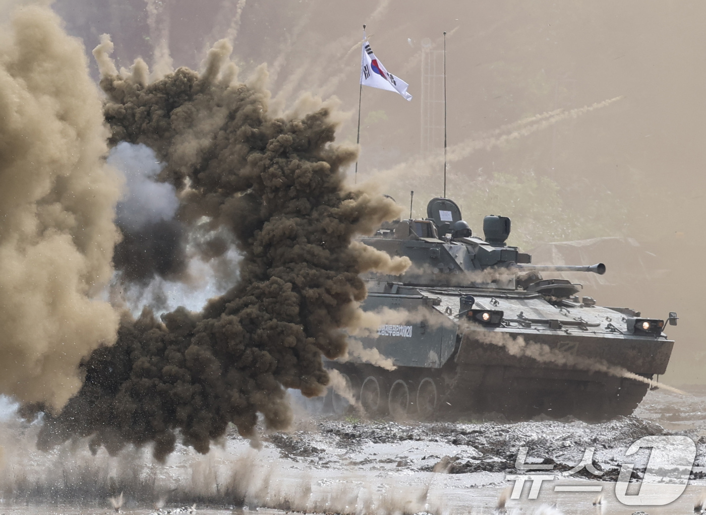 (계룡=뉴스1) 김기태 기자 = 18일 충남 계룡대 활주로 일원에서 열린 2025 계룡군문화축제·지상군페스티벌에서 제병협동전투시범이 펼쳐지고 있다. 2025.9.18/뉴스1