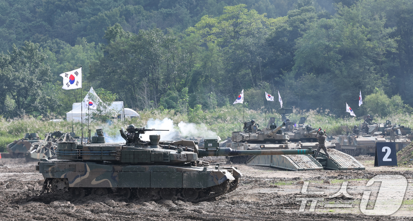 (계룡=뉴스1) 김기태 기자 = 18일 충남 계룡대 활주로 일원에서 열린 2025 계룡군문화축제·지상군페스티벌에서 제병협동전투시범이 펼쳐지고 있다. 2025.9.18/뉴스1