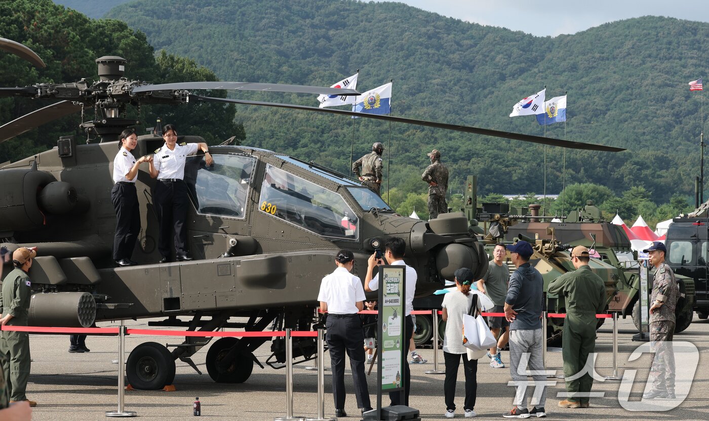 본문 이미지 - 지난달 18일 충남 계룡대 활주로 일원에서 열린 2025 계룡군문화축제·지상군페스티벌이 방문자들로 북적이고 있다. 2025.9.18/뉴스1 ⓒ News1 김기태 기자