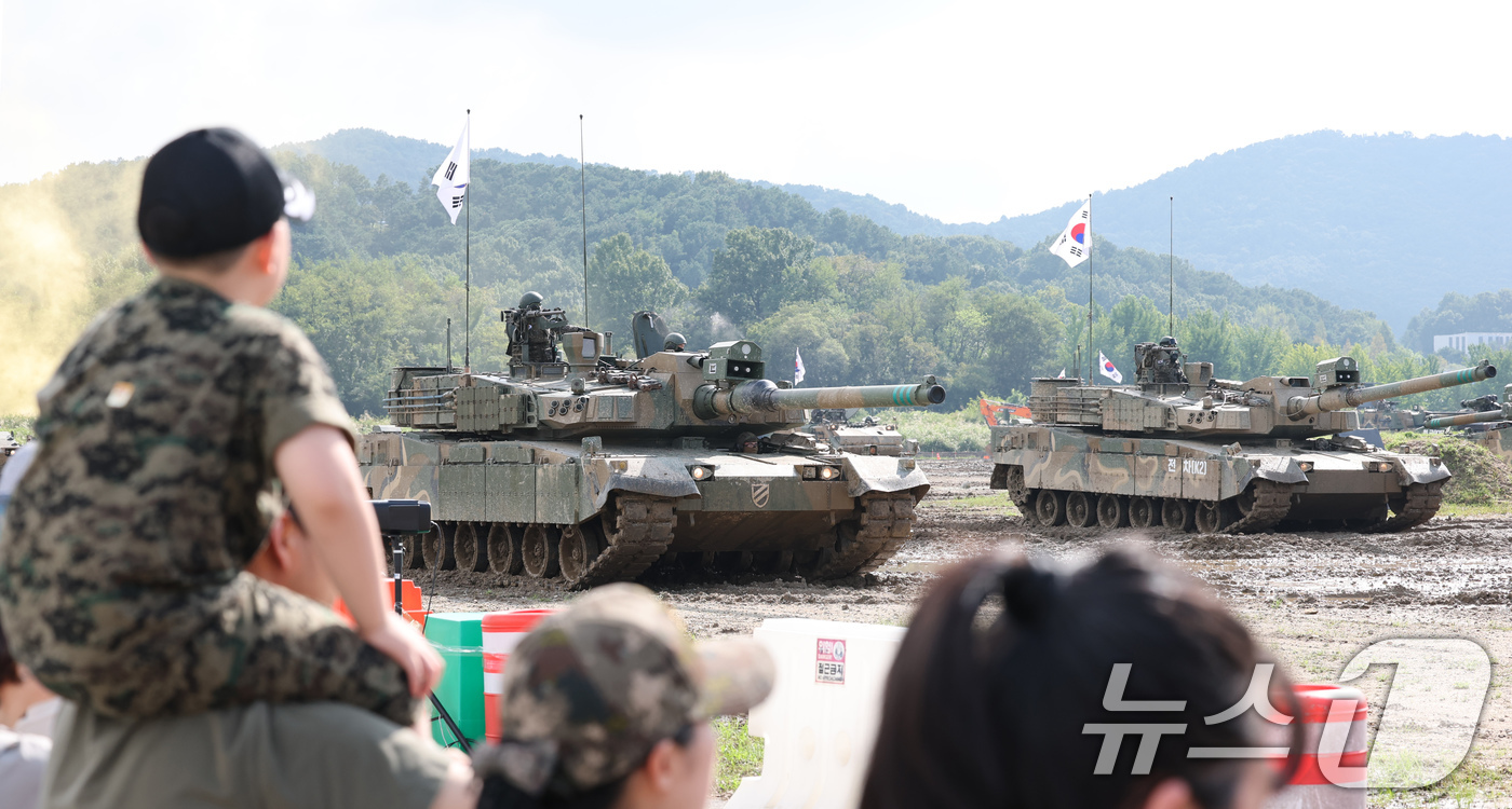 (계룡=뉴스1) 김기태 기자 = 18일 충남 계룡대 활주로 일원에서 열린 2025 계룡군문화축제·지상군페스티벌에서 제병협동전투시범이 펼쳐지고 있다. 2025.9.18/뉴스1