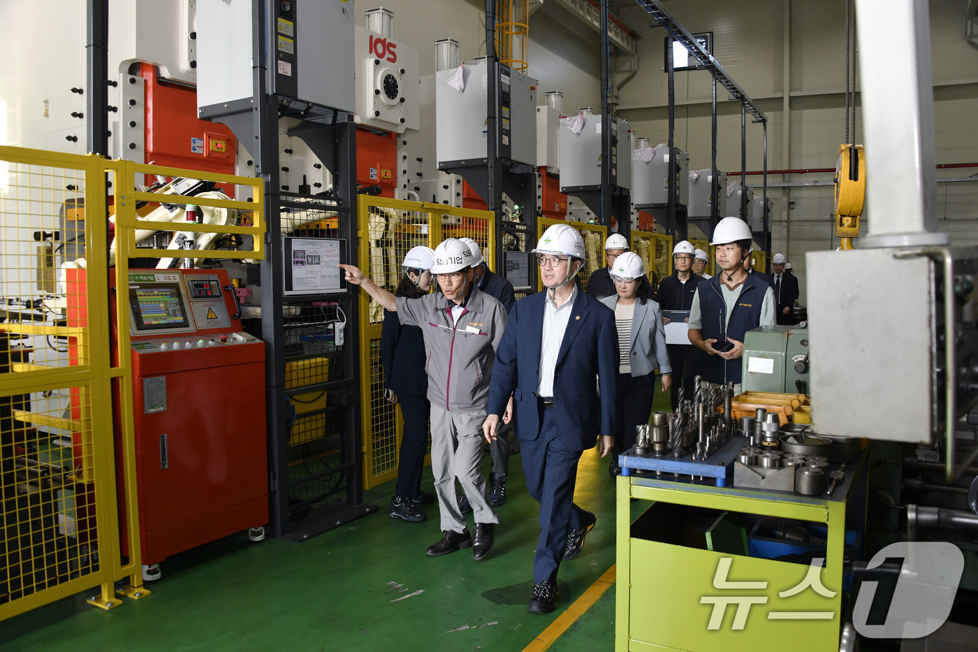 (서울=뉴스1) = 임기근 기획재정부 차관이 18일 경기 김포산업단지를 방문해 관계자에게 안전을 당부하고 있다. (기획재정부 제공. 재판매 및 DB 금지) 2025.9.18/뉴스1 …